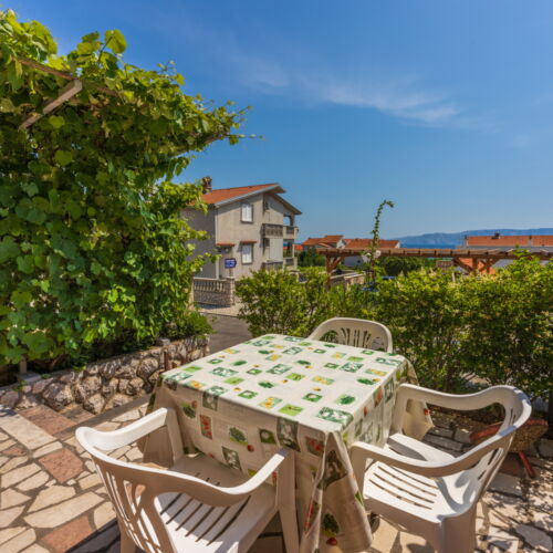 Apartament la parter cu vedere parțială spre mare cu 1 camera pentru 3 pers.