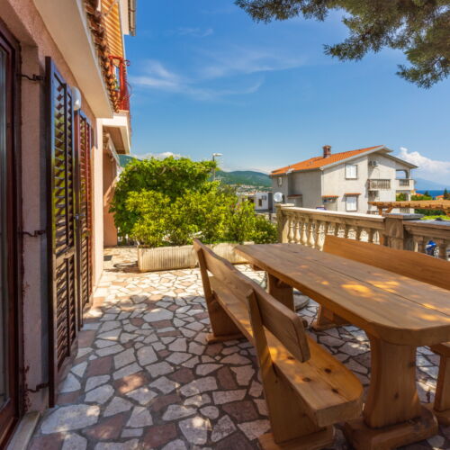 Apartament la parter cu vedere parțială spre mare cu 2 camere pentru 4 pers.