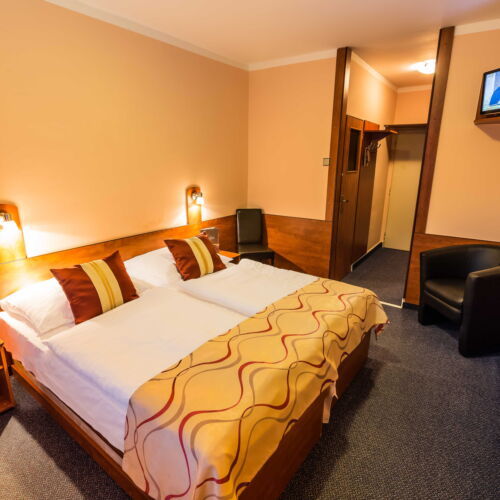 Camera twin cu duș cu balcon (se poate solicita pat suplimentar)