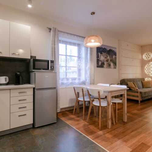 Apartament 4-osobowy na piętrze z balkonem z 2 pomieszczeniami sypialnianymi