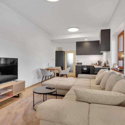 Apartman se sprchou s privátní koupelnou mimo apartmán pro 2 os. (s možností přistýlky)