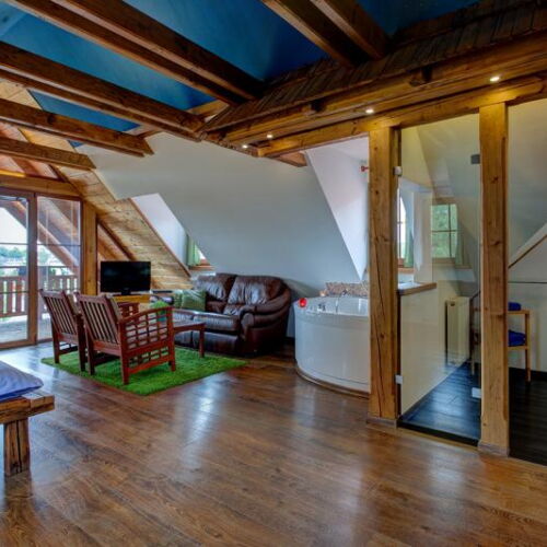 Pokoj s balkónem s manželskou postelí v podkroví