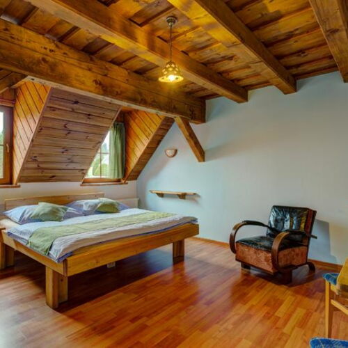 Pokoj se sprchou  s manželskou postelí