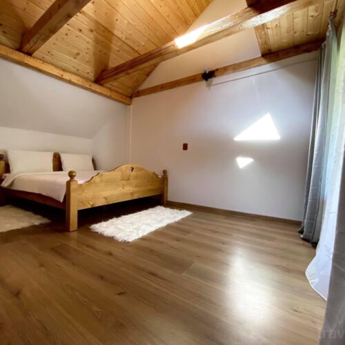 Pokoj s manželskou postelí