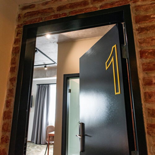 Camera tripla la etaj cu vedere spre oraș