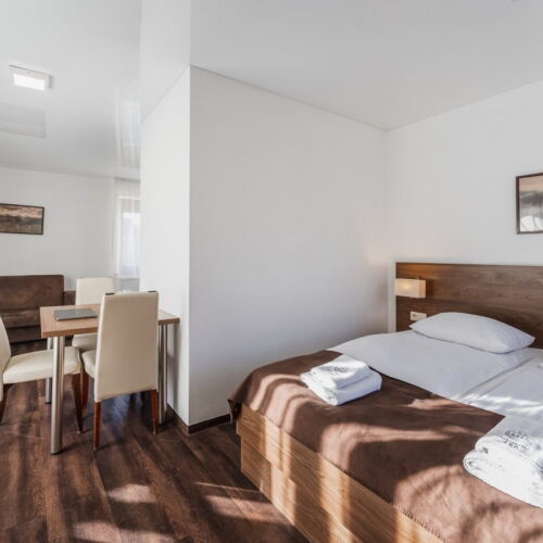 Apartament superior pentru 2 pers. (se inchirieaza doar integral)