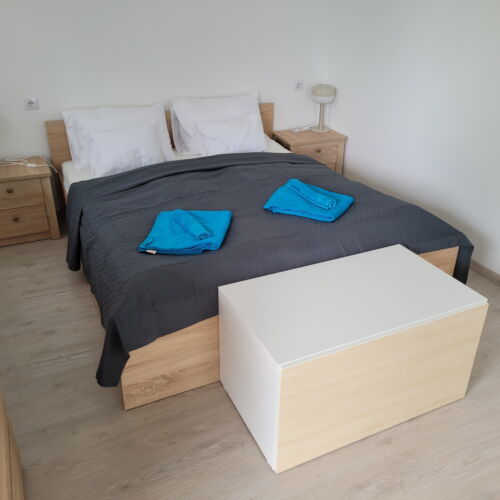 Apartament la parter cu vedere spre curte cu 1 camera pentru 4 pers.