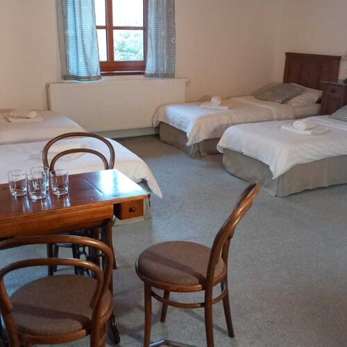 Pokój 4-osobowy z balkonem z widokiem na ogród