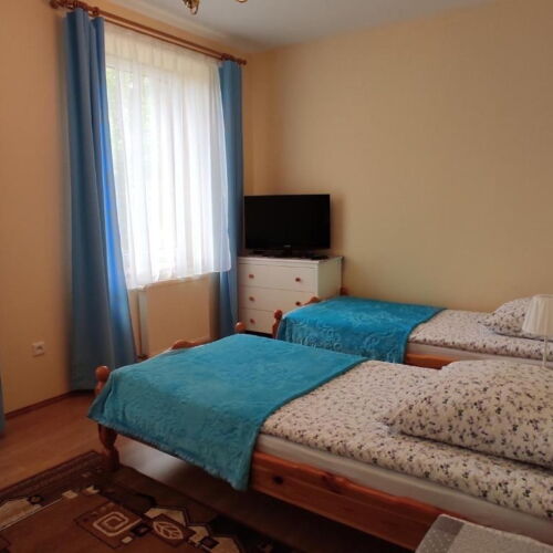 Camera tripla la etaj cu baie