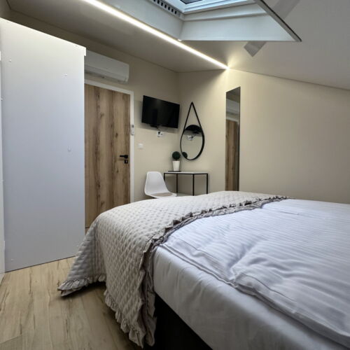 Pokoj s koupelnou s klimatizací pro 2 os.