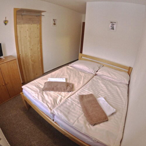 Pokoj s manželskou postelí