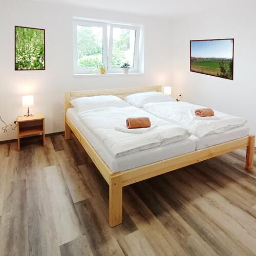 Pokoj s manželskou postelí na poschodí 