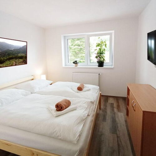 Pokoj s manželskou postelí na poschodí 