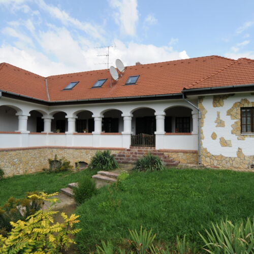 Domek całoroczny 27-osobowy z własną kuchnią z widokiem na las