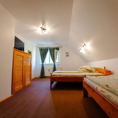 Camera tripla twin cu baie