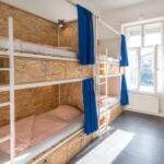 Egyágyas szoba 1 ágy egy 4 ágyas koedukált hálóteremben saját fürdőszobával