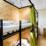 Hálótermi ágy / ágyanként foglalható, közös fürdőszobás 4x egyágyas szoba