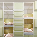 Kapszulás hálótermi ágy / ágyanként foglalható, közös fürdőszobás 6x egyágyas szoba