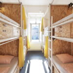 Egyágyas szoba 1 ágy egy 8 ágyas koedukált hálóteremben saját fürdőszobával