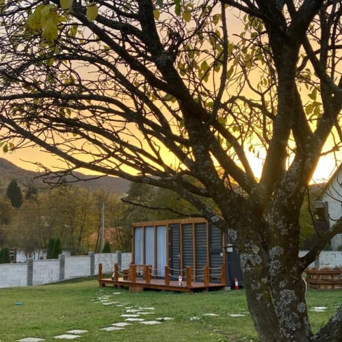 Cabană la parter cu terasă pentru 4 pers. (se inchirieaza doar integral)