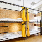 1 ágy egy 12 ágyas koedukált hálóteremben egyágyas szoba
