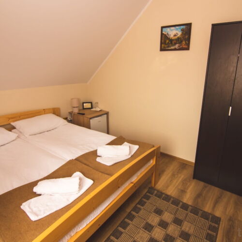 Camera dubla la etaj cu vedere spre munte