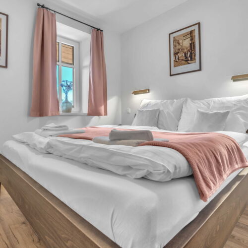 Apartman se sprchou s privátní koupelnou mimo apartmán pro 4 os. (s možností přistýlky)