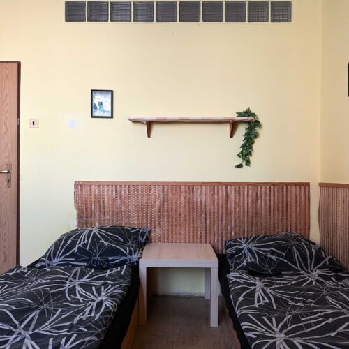 Camera cvadrupla cu chicinetă comună