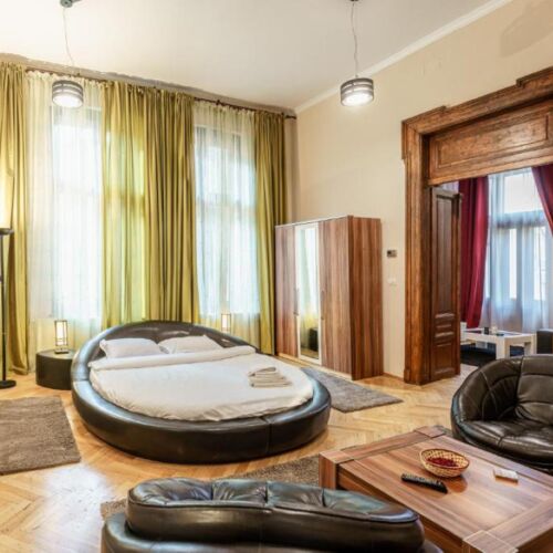 Apartman pro 4 os. se 2 ložnicemi s výhledem na les na poschodí