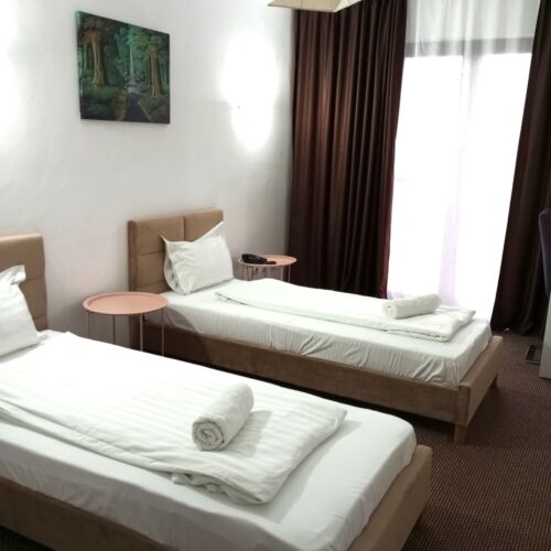 Camera twin cu vedere spre curte cu vedere spre oraș