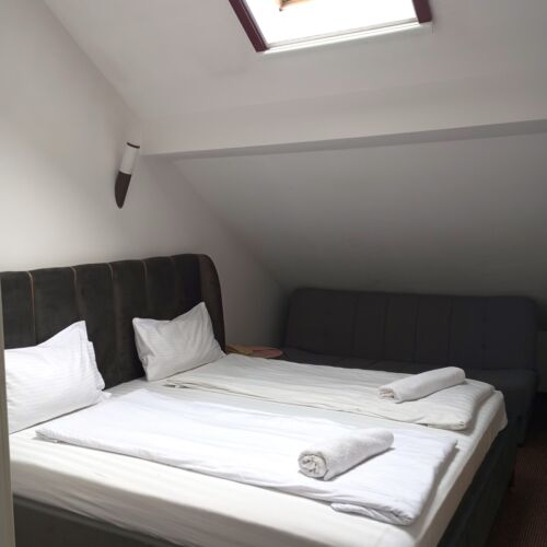 Camera tripla la mansardă tV cu ecran plat (se poate solicita pat suplimentar)