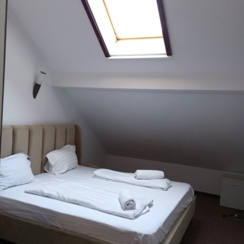 Camera dubla la mansardă (se poate solicita pat suplimentar)