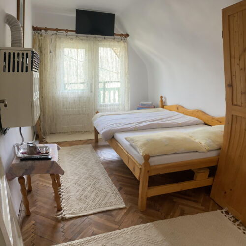 Pokoj s balkónem s manželskou postelí s panoramou