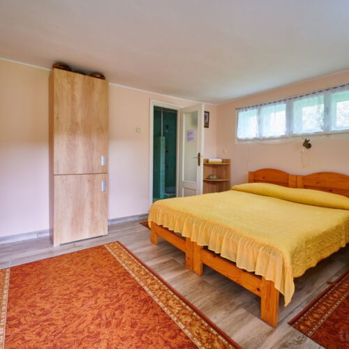 Pokoj s manželskou postelí na přízemí 