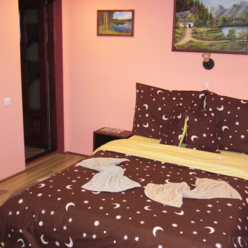 Apartament la parter cu baie cu 2 camere pentru 4 pers.