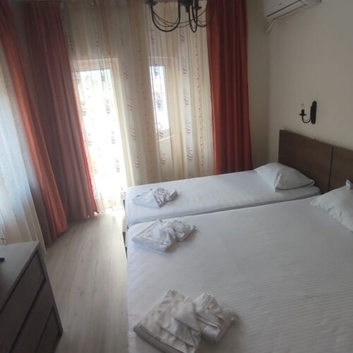 Camera tripla la etaj cu balcon