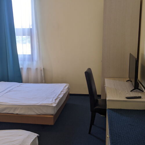 Camera cvadrupla cu aer condiționat cu duș