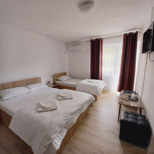 Camera tripla la etaj