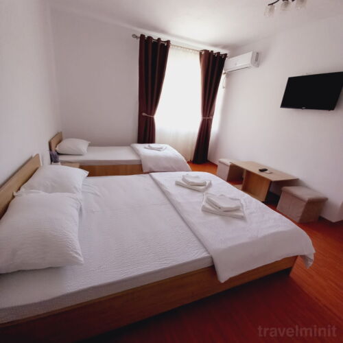 Camera tripla economy