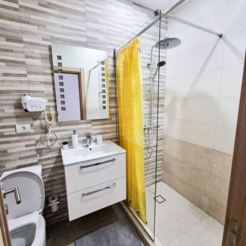 Camera dubla la etaj (se poate solicita pat suplimentar)