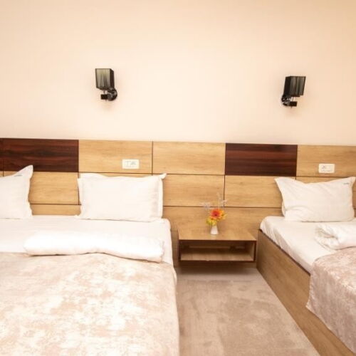 Camera tripla superior cu panoramă