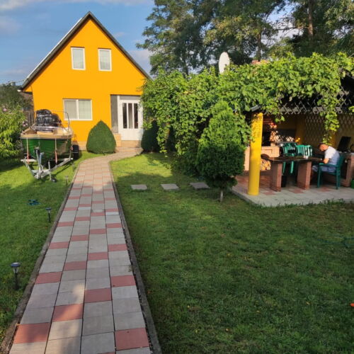 Camera dubla cu baie cu aer condiționat (se poate solicita pat suplimentar)