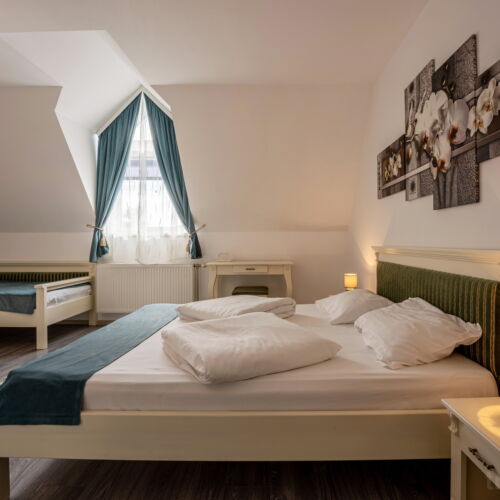 Camera tripla la etaj