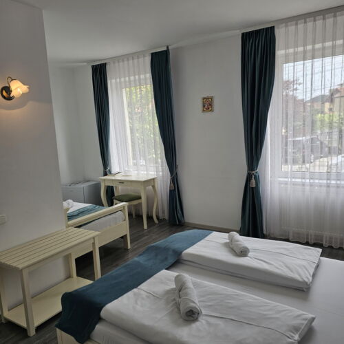 Camera tripla deluxe la etaj