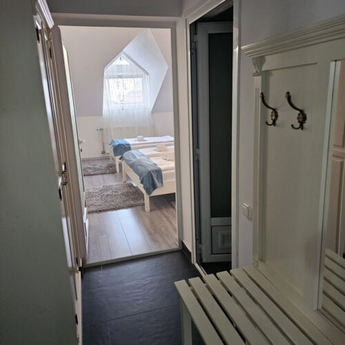 Camera tripla exclusive la etaj