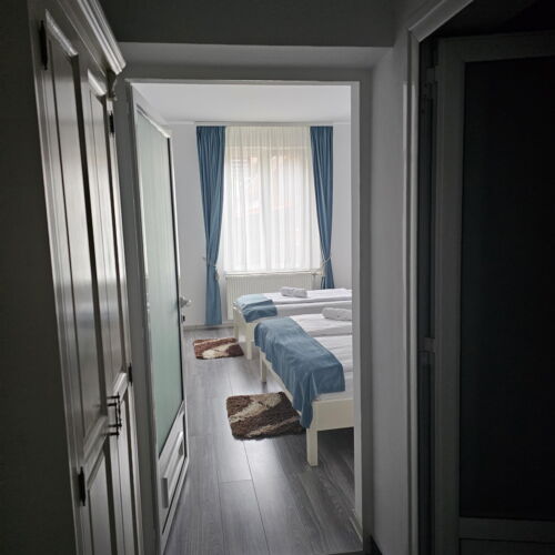 Camera tripla la etaj