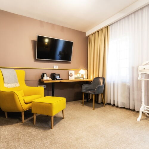 Camera twin superior cu vedere spre pădure (se poate solicita pat suplimentar)