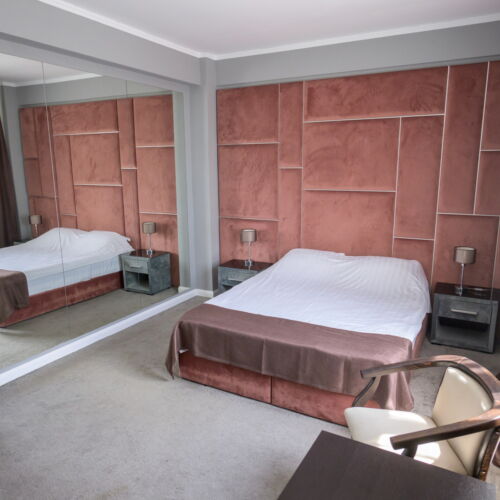 Pokoj s manželskou postelí