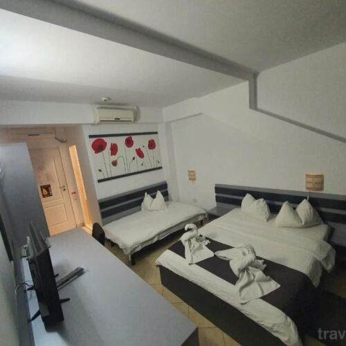 Camera tripla cu balcon