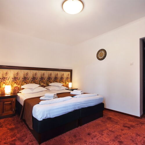 Pokoj s manželskou postelí